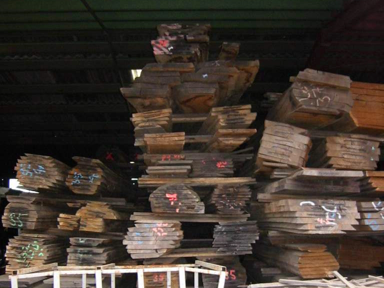 Danach müssen sie eine Zeit lang im Lager aufeinander gestapelt getrocknet werden, bevor wir sie weiter verarbeiten können.